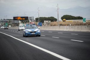 Incidente sul raccordo anulare, perde il controllo della moto: un morto