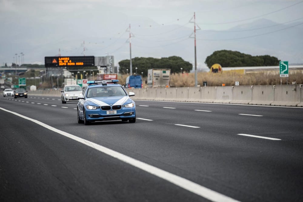 Incidente sul raccordo anulare, scontro tra auto e cisterna: un morto