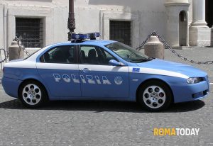 Scopre il compagno in camera con un'altra donna e lo aggredisce con una bottiglia rotta