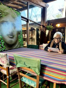 Pop Pointillism Beyond A.I., la mostra di Mamà Dots