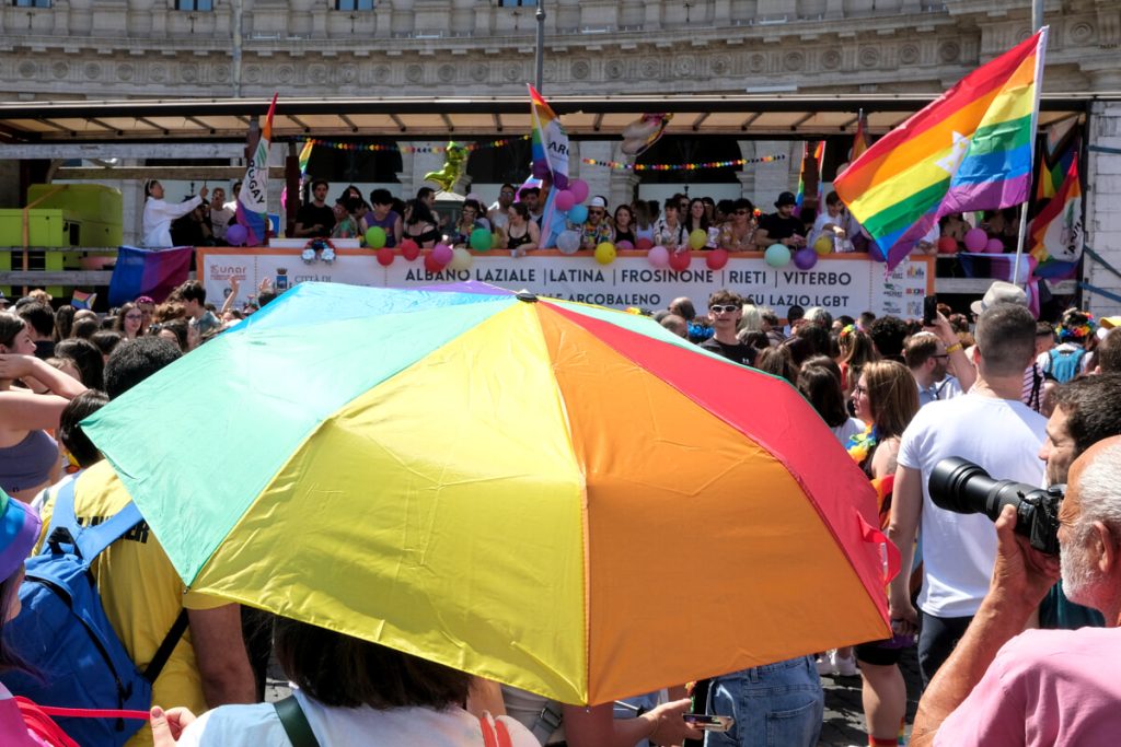 Il M5S Roma propone una multa di 500 euro agli omofobi
