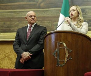 Non è forse il caso di ritirare la concessione di Colle Oppio a FdI?