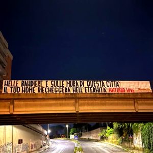 Antonio De Falchi "il tuo nome riecheggerà nell'eternità". Lo striscione dei tifosi della Roma a 35 anni dalla morte