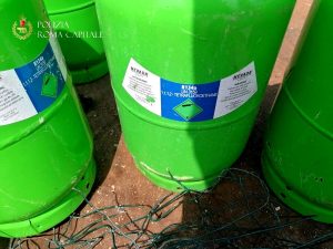 Ditta import-export trasforma deposito in discarica, nel terreno batterie esauste e rifiuti pericolosi