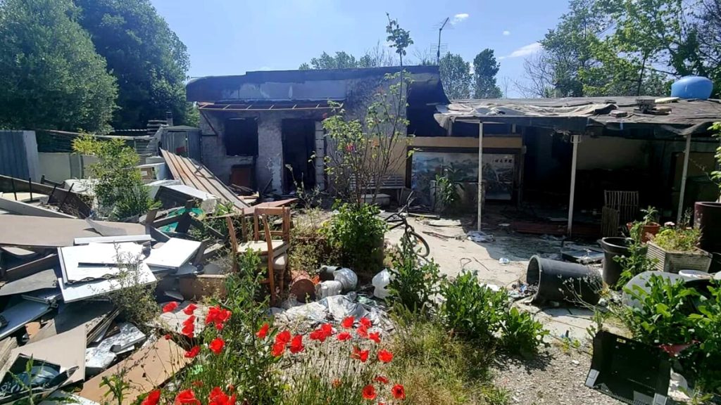 Case abusive, armi, rifiuti. La strada discarica gestita da una famiglia rom