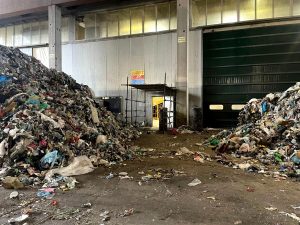 Impianti chiusi "per finta" e strapieni di rifiuti. Cosa sta facendo Gualtieri in attesa del termovalorizzatore