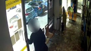 Meno contanti in ufficio, la "ghigliottina" e un vademecum per i dipendenti: così Poste Italiane sfida i rapinatori