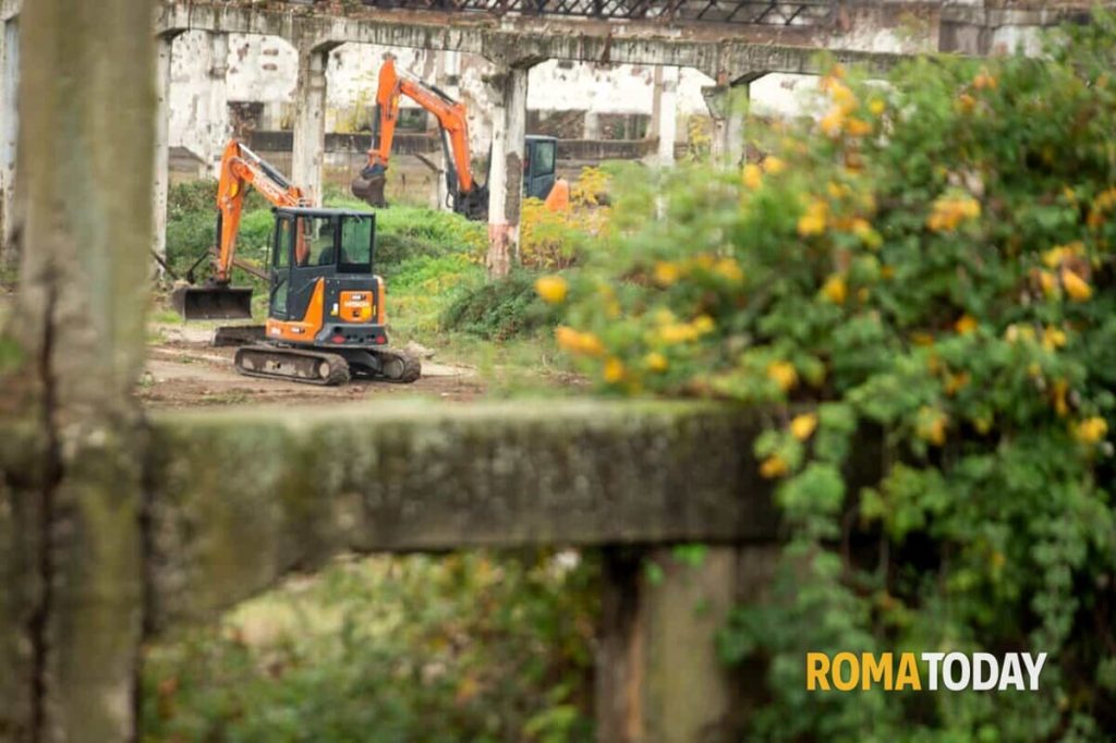 Lago ex Snia, ruspe in azione nell'area senza tutele: "Partito il cantiere per il polo logistico"