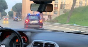 Ubriaco alla guida provoca incidente, poi abbandona l'auto e scappa a piedi