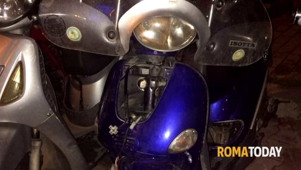 Giovani ladri sorpresi a smontare un motorino al parcheggio della stazione