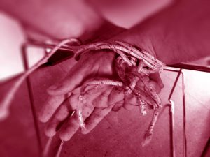 Sequestra il nuovo fidanzato della ex, lo lascia seminudo in strada e poi chiama lei: "Vattelo a riprendere"