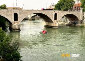 Giallo nel Tevere, trovato il cadavere di un uomo. A dare l'allarme un pescatore