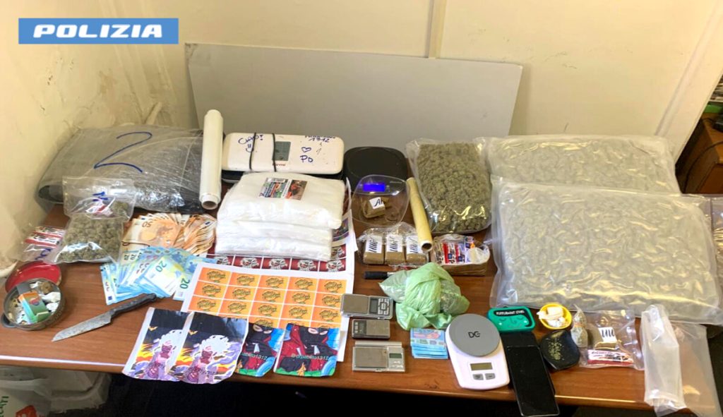 La pubblicità via messaggio e lo spaccio sotto casa, fermati con oltre 4 chili di droga