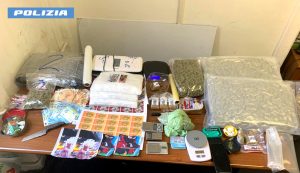 La pubblicità via messaggio e lo spaccio sotto casa, fermati con oltre 4 chili di droga