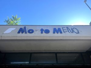 La stazione di Monte Mario diventa "Mo te meno"