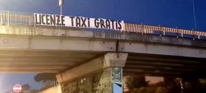 Bando taxi a Roma, spunta uno striscione per chiedere licenze gratuite per tutti