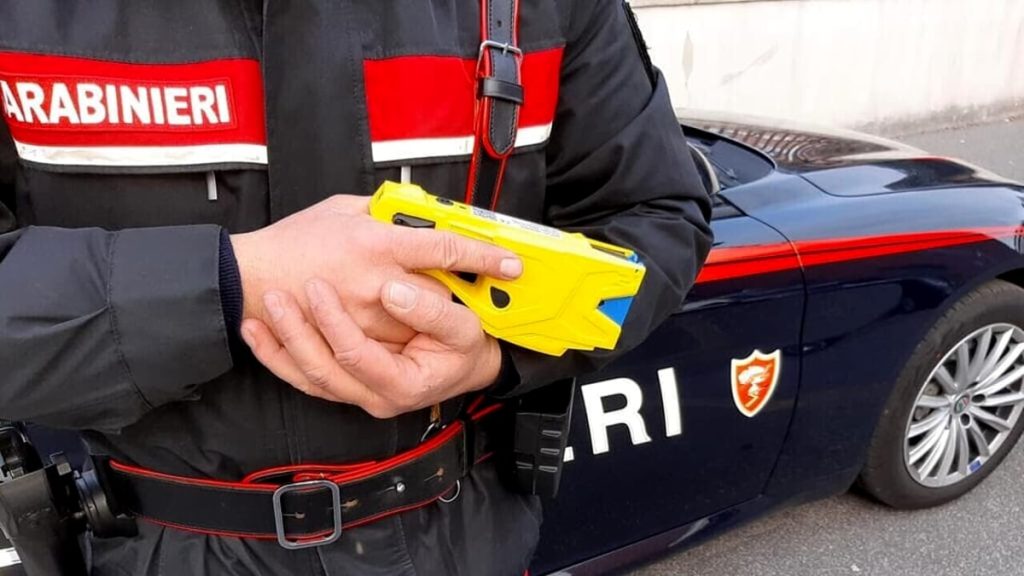 Fermato con il taser dopo aver aggredito i carabinieri