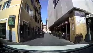 VIDEO | Tassista si rifiuta di far salire a bordo Alessandro Cecchi Paone