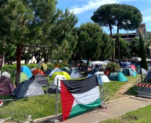 Sapienza, gli studenti smontano le tende pro Palestina. L'ateneo: "Inaccettabili gli atti vandalici"