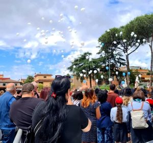 Palloncini bianchi e celesti, applausi e applausi: Tor Bella Monaca è in lutto per Andrea, morto a 12 anni