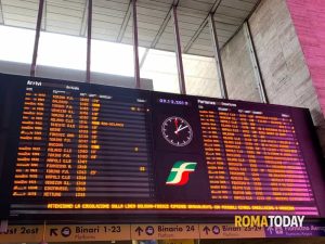 Treni in tilt, cancellazioni e ritardi per un guasto alla rete elettrica a Termini