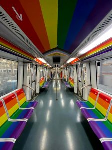 Roma Pride, la metro arcobaleno indigna pro vita e destra