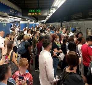 Caldo asfissiante e treno rotto, la Metro B diventa un inferno