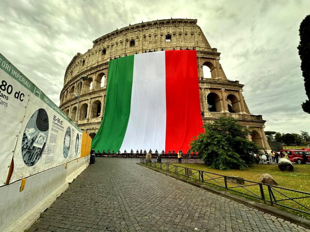 Festa Repubblica: Tricolore di 2mila metri quadrati sul Colosseo. L'omaggio dei pompieri