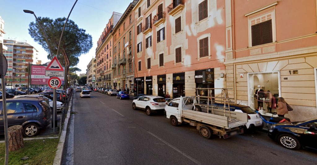 Maxi rissa fra bande davanti al McDonald's, 17enne accoltellato ad una mano