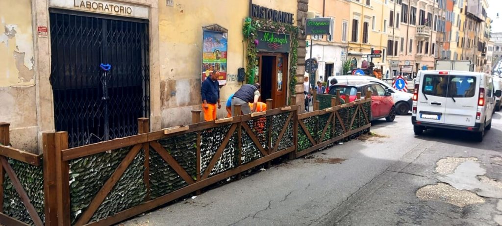 Via le pedane abusive a Monti: prosegue la battaglia contro la proliferazione dei dehors