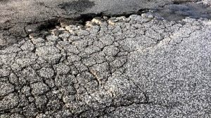 Via di Trigoria colabrodo e pericolosa, i lavori slittano ancora. Ecco i motivi