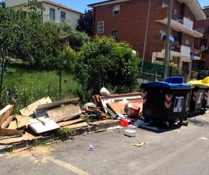 Labaro, svuota cantine scatenati lungo i vicoli del quartiere
