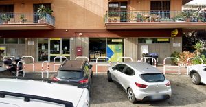 Rapinano le poste e scappano con il denaro, donna accusa malore per lo spavento