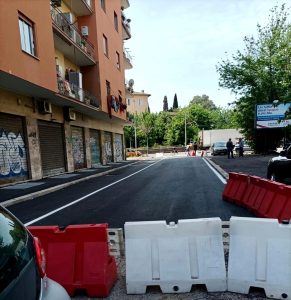 Riparata (dopo tre anni di attesa) la maxi voragine di via Zenodossio: la strada riapre