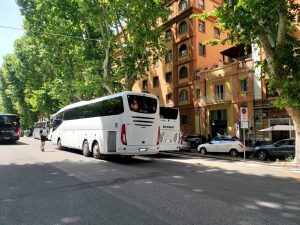 Troppi bus turistici in sosta a Prati, insorgono i residenti: “Gli stalli devono stare lontani dalle case”