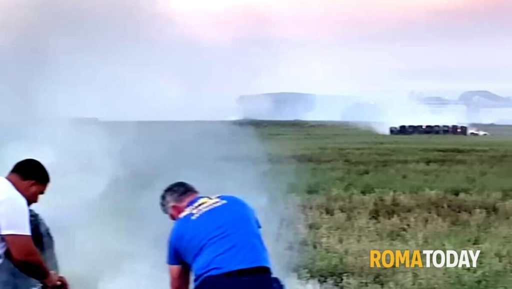 VIDEO | Maxi incendio a Rocca Cencia, bruciate balle di fieno. I residenti: "Aria irrespirabile"