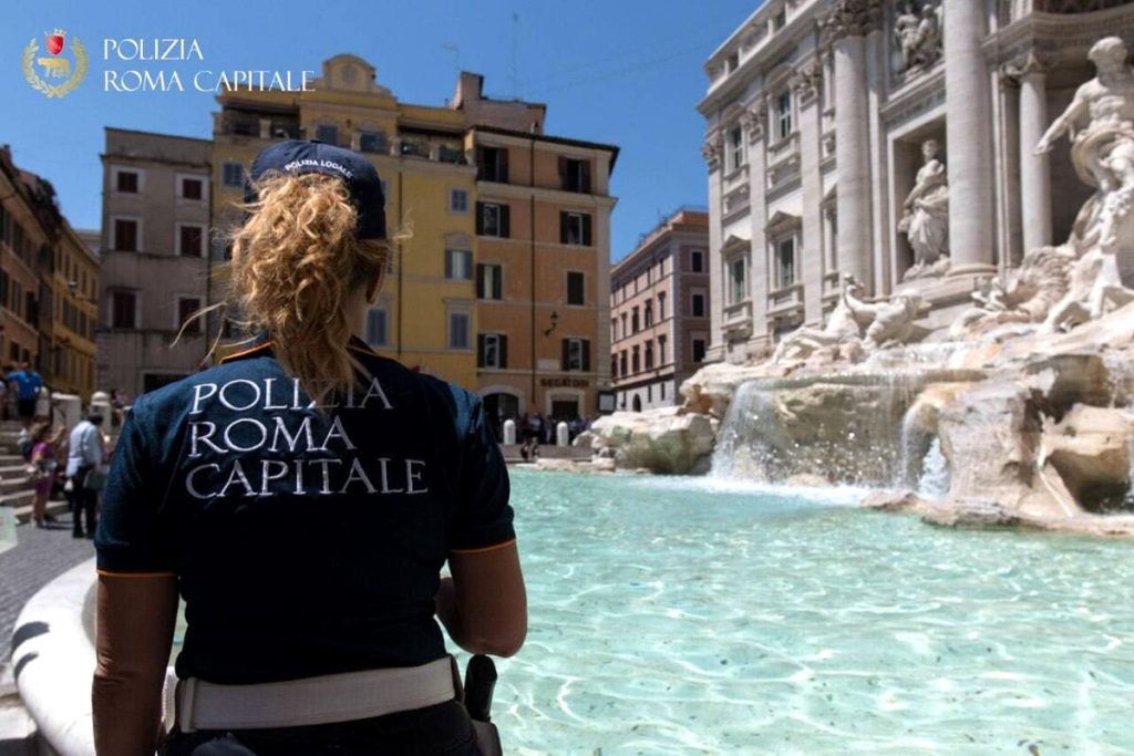 Fontana di Trevi, turista derubata mentre era seduta al tavolo di un ristorante