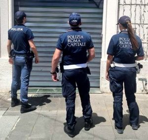 Blatte e sporcizia nel bar tavola calda: chiuso dalla polizia