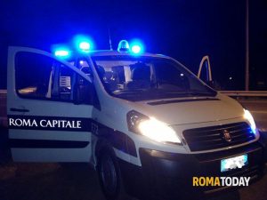 Incidente a Tor Tre Teste, perde il controllo della moto e finisce sbalzato sulla rotatoria: morto motociclista