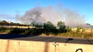 Incendio a Roma, sterpaglie in fiamme a Villa De Sanctis. Colonna di fumo su tutta la zona