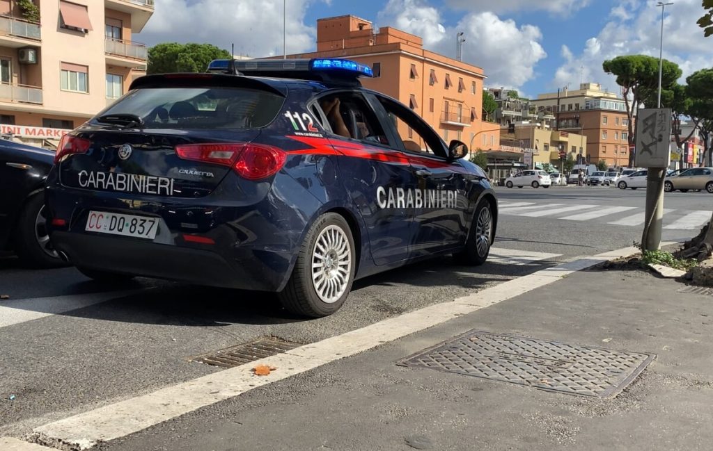 Trovato morto sulla scalinata: carabinieri sul posto