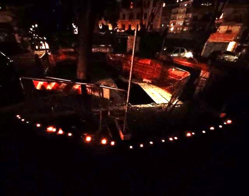 Lumini intorno alla voragine di via Dulceri, l'azione dei residenti: "A quando la riparazione?"