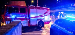 Incendio in un negozio di robotica, evacuata una palazzina. Fiamme partite da bici elettriche
