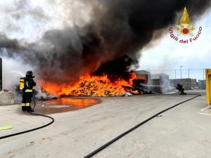 Incendio a Civitavecchia: le fiamme bruciano i rifiuti stoccati nel deposito