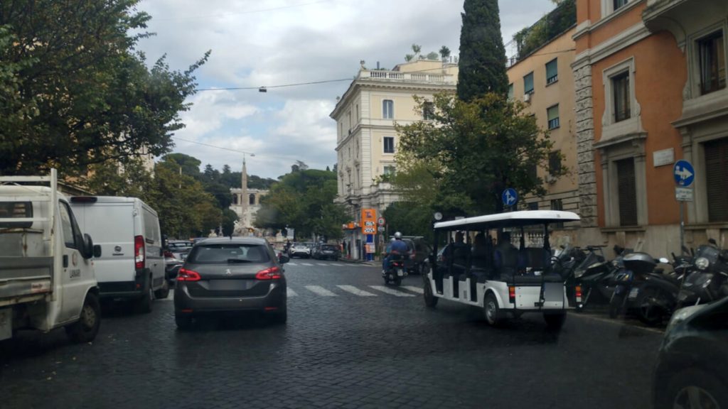 Invasione di golf car a Roma, dal Campidoglio arriva una proposta per regolamentarle