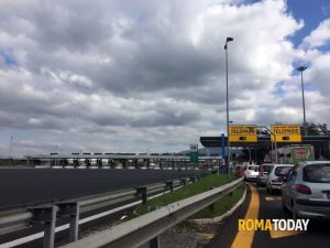 Corriere con l'auto a noleggio, fermato al casello con 5 chili di droga