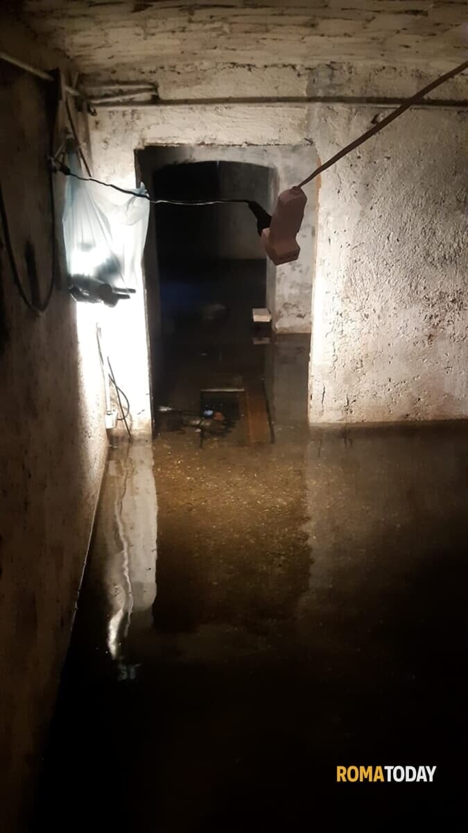 Cantine allagate da settimane, decine di residenti preoccupati: “Non dormiamo più”