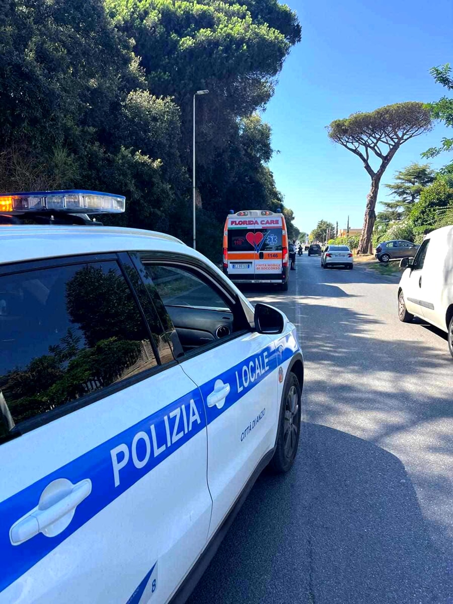 Investe una ciclista con il furgone e scappa