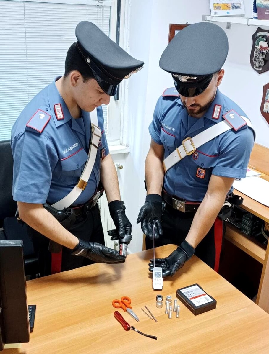 In auto con un disturbatore di frequenze, spray al peperoncino e vari arnesi da scasso: denunciati