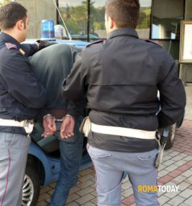Truffatore lancia un sasso contro un'auto e finge il tamponamento
